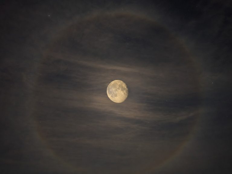 이날 올라온 달 사진