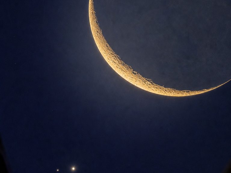 이날 올라온 달 사진