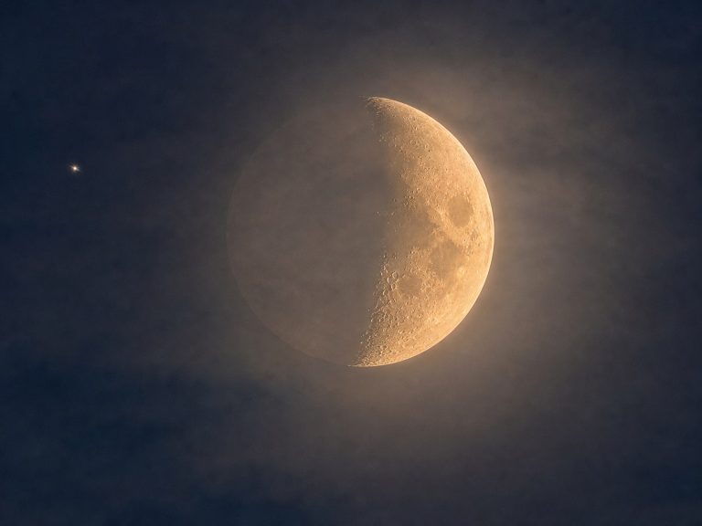 이날 올라온 달 사진